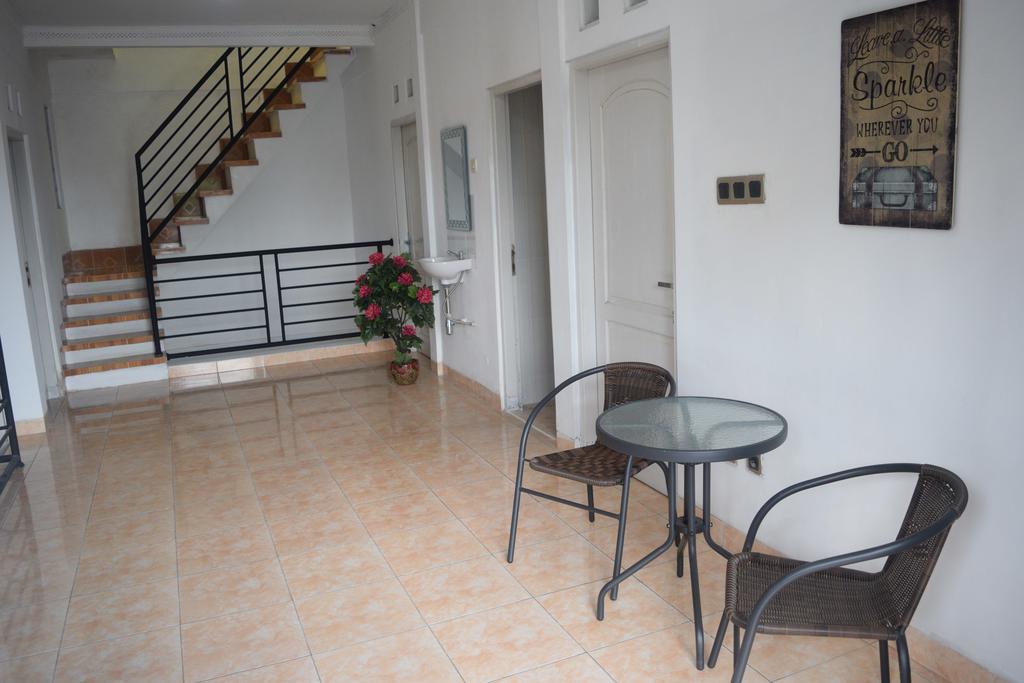 Ndalem Gorongan Guesthouse Maguwo Exterior foto